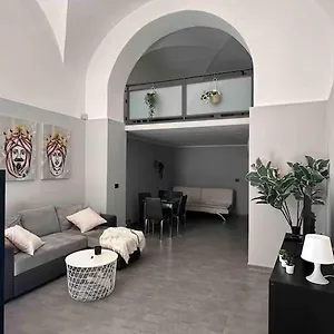 44 , Aeroporto di Catania Fontana Rossa Italia